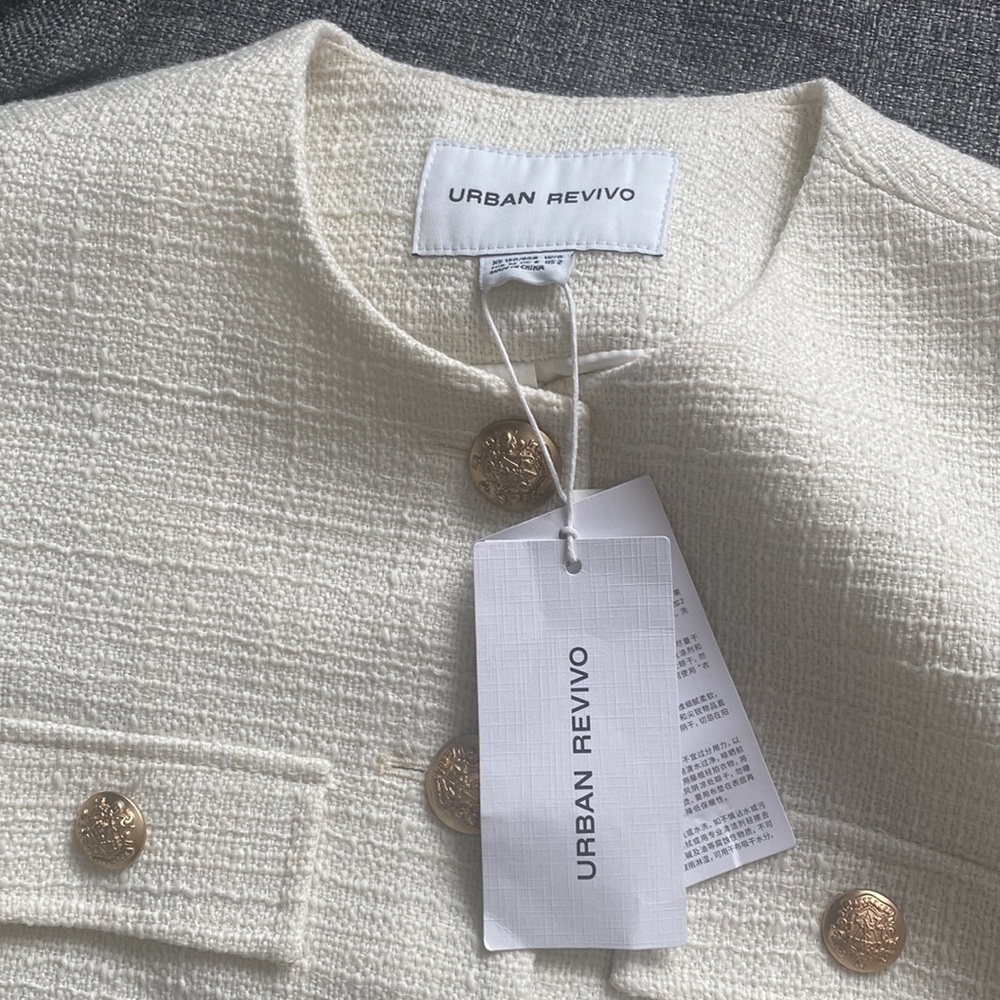 Little white jacket with gold buttons - Picture 3 of 11